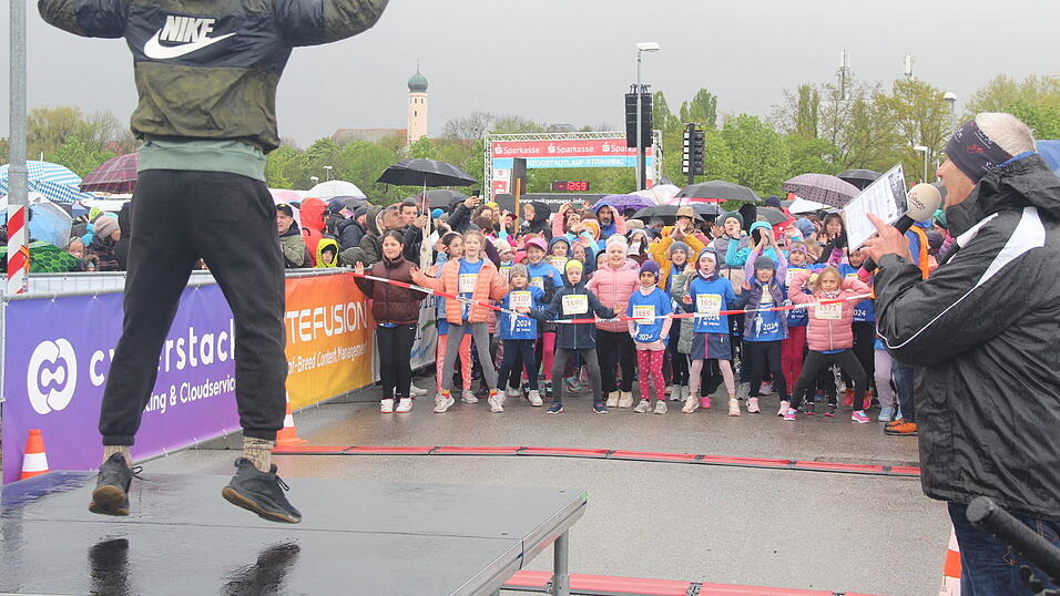 Nasskaltes Aprilwetter lässt die jungen Straubinger Läufer kalt.