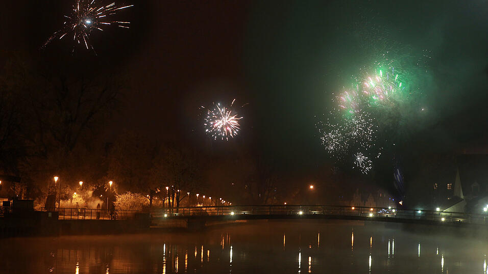 Viele B&uuml;rger begr&uuml;&szlig;en das neue Jahr mit dem Abschie&szlig;en von Feuerwerksraketen. Das farbenfrohe Geb&ouml;llere st&ouml;&szlig;t jedoch nicht bei jedem auf Begeisterung.