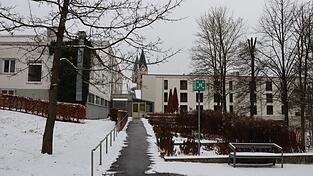 Blick vom Stadtpark aus: In der ersten Dezemberwoche ziehen die Bewohner vom alten Gebäude (links) in den Neubau des Begegnungszentrums um. Blick vom Stadtpark aus: In der ersten Dezemberwoche ziehen die Bewohner vom alten Gebäude (links) in den Neubau des Begegnungszentrums um.