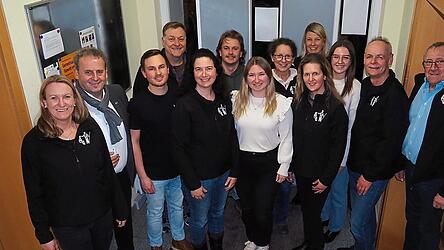 Mitglieder der Vorstandschaft sowie die Geehrten der Theaterfreunde Steinberg.