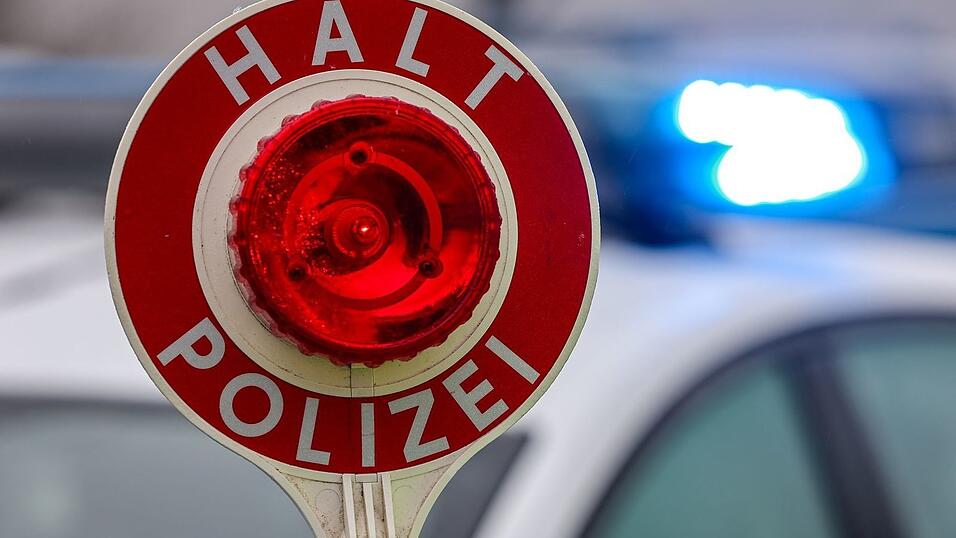 Die Polizei zog den Fahrer zweimal innerhalb von drei Stunden aus dem Verkehr. (Symbolbild)
