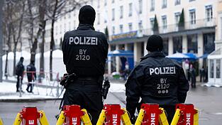 Die Polizei habe die &laquo;komplexe Einsatz- und Versammlungslage bravour&ouml;s gemeistert&raquo;, so Bayerns Innenminister.