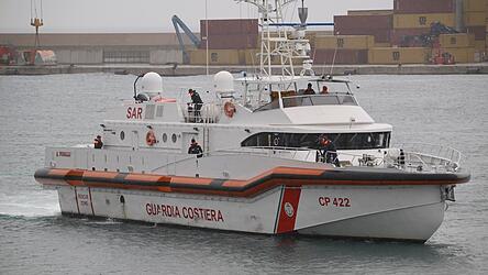 Ein Schiff der italienischen K&uuml;stenwache hat 50 Menschen  vor Lampedusa gerettet. (Archivbild)