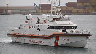 Ein Schiff der italienischen K&uuml;stenwache hat 50 Menschen  vor Lampedusa gerettet. (Archivbild)