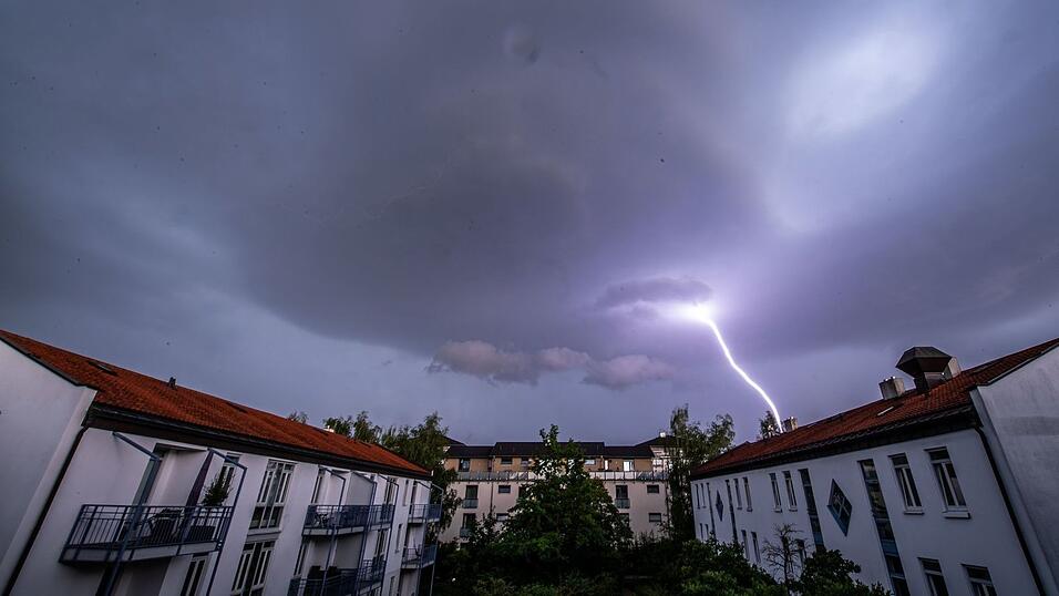 Ein Gewitter über einer Wohnsiedlung. (Symbolbild) Ein Gewitter über einer Wohnsiedlung. (Symbolbild)
