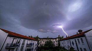 Ein Gewitter &uuml;ber einer Wohnsiedlung. (Symbolbild)