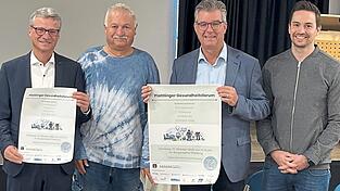 Sie freuen sich auf einen informativen Gesundheitstag: (v.l.) Schirmherr Landrat Bernd Sibler, Organisator und Vorsitzender des Bundesverbands Schlafapnoe, Helmut Dendl, Bürgermeister Hans Schmalhofer und Rainer Unrecht von der Stabsstelle „Gesundheitsregion plus“. Sie freuen sich auf einen informativen Gesundheitstag: (v.l.) Schirmherr Landrat Bernd Sibler, Organisator und Vorsitzender des Bundesverbands Schlafapnoe, Helmut Dendl, Bürgermeister Hans Schmalhofer und Rainer Unrecht von der Stabsstelle „Gesundheitsregion plus“.