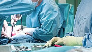 Professor Stefan M. Brunner von der Klinik und Poliklinik f&uuml;r Chirurgie bei einer Lebertransplantation.