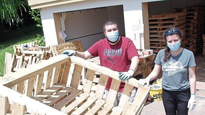 Vlad Sapintan und Andrea Koblicska haben das Grundger&uuml;st f&uuml;r ein Hochbeet erstellt.