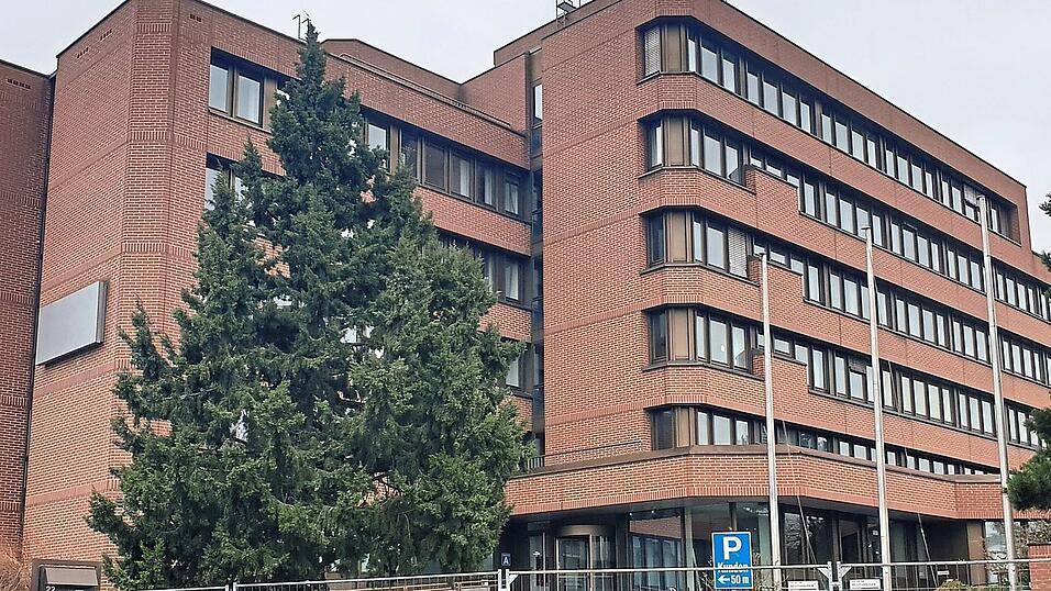 Die Regensburger Stadtverwaltung plant, das ehemalige Rewag-Gebäude zu sanieren und als ein drittes Rathaus zu nutzen. Die Regensburger Stadtverwaltung plant, das ehemalige Rewag-Gebäude zu sanieren und als ein drittes Rathaus zu nutzen.
