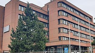 Die Regensburger Stadtverwaltung plant, das ehemalige Rewag-Gebäude zu sanieren und als ein drittes Rathaus zu nutzen.
