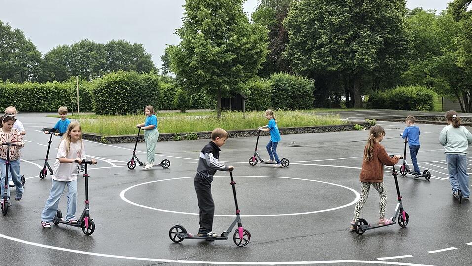 Mit viel Freude wurde der neue Verkehrsgarten getestet. Mit viel Freude wurde der neue Verkehrsgarten getestet.