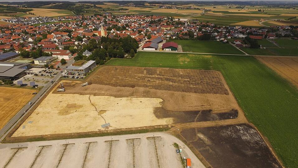 Luftbild der Grabungsfl&auml;che w&auml;hrend der Baggerarbeiten im Juli 2019.