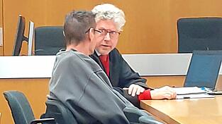 Der Angeklagte, hier im Gespräch mit seinem Verteidiger Michael Dietl (r.), beteuert seine Unschuld. 'Ich habe mit dem Feuer nichts zu tun', sagt der 57-Jährige. Der Angeklagte, hier im Gespräch mit seinem Verteidiger Michael Dietl (r.), beteuert seine Unschuld. 'Ich habe mit dem Feuer nichts zu tun', sagt der 57-Jährige.