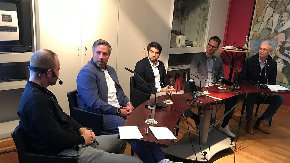 Die Jahn-Troika im Presseclub: Vorstandschef Oliver Hein (Mitte), neben ihm kaufmännischer Geschäftsführer Philipp Hausner (rechts) und Trainer Michael Wimmer (links) - außen die Moderatoren Manfred Sauerer (rechts) und Lukas Götz (links). Die Jahn-Troika im Presseclub: Vorstandschef Oliver Hein (Mitte), neben ihm kaufmännischer Geschäftsführer Philipp Hausner (rechts) und Trainer Michael Wimmer (links) - außen die Moderatoren Manfred Sauerer (rechts) und Lukas Götz (links).