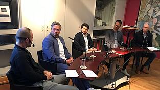 Die Jahn-Troika im Presseclub: Vorstandschef Oliver Hein (Mitte), neben ihm kaufmännischer Geschäftsführer Philipp Hausner (rechts) und Trainer Michael Wimmer (links) - außen die Moderatoren Manfred Sauerer (rechts) und Lukas Götz (links). Die Jahn-Troika im Presseclub: Vorstandschef Oliver Hein (Mitte), neben ihm kaufmännischer Geschäftsführer Philipp Hausner (rechts) und Trainer Michael Wimmer (links) - außen die Moderatoren Manfred Sauerer (rechts) und Lukas Götz (links).