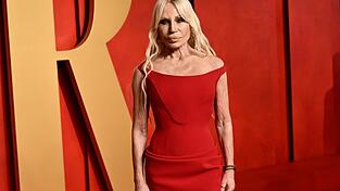 Versace - hier die Schwester von Firmengründer Gianni Versace, Donatella - gehört nun komplett zu Prada. (Archivbild)