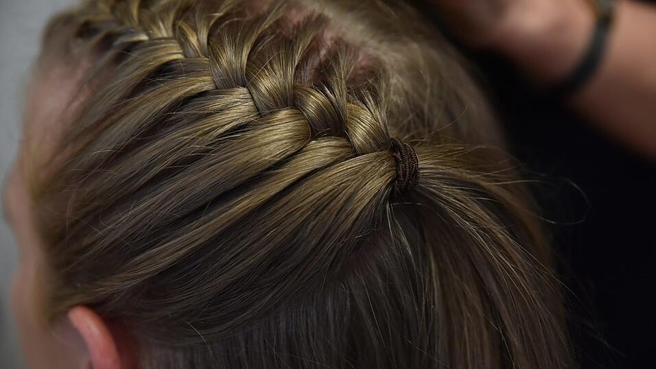 Dieses Mal den Scheitel in der Mitte ziehen und einen festen französischen Zopf nach hinten flechten. Dieses Mal den Scheitel in der Mitte ziehen und einen festen französischen Zopf nach hinten flechten.