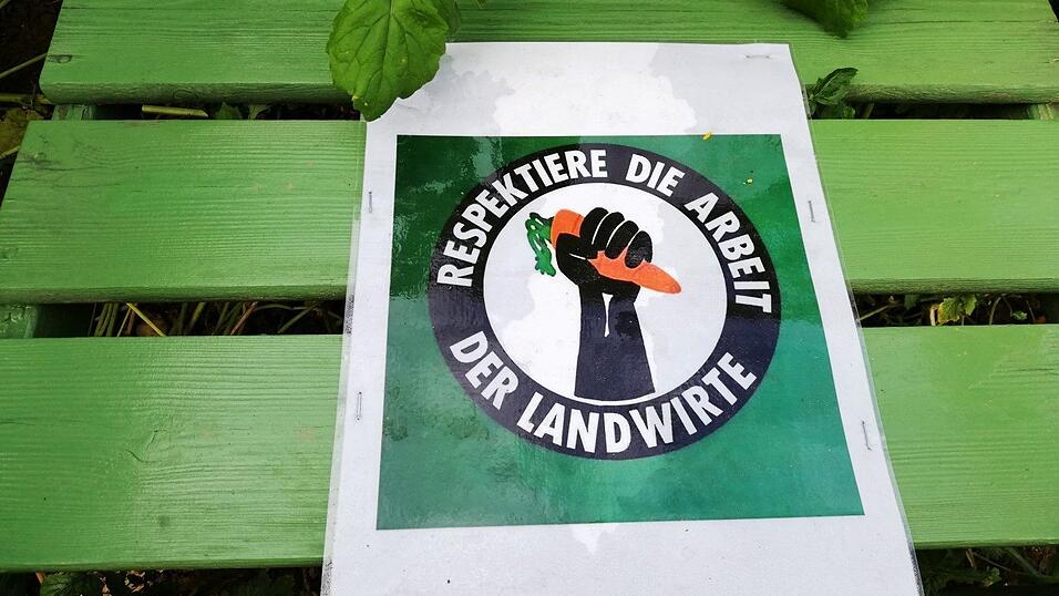 Respekt für Landwirte wird mit dem stillen Protest der grünen Kreuze gefordert. Respekt für Landwirte wird mit dem stillen Protest der grünen Kreuze gefordert.