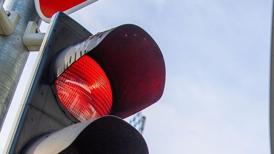 In der Stadt Landshut ist die Corona-Ampel am Samstag auf Rot gesprungen. Ab Sonntag gelten versch&auml;rfte Regeln (Symbolbild).