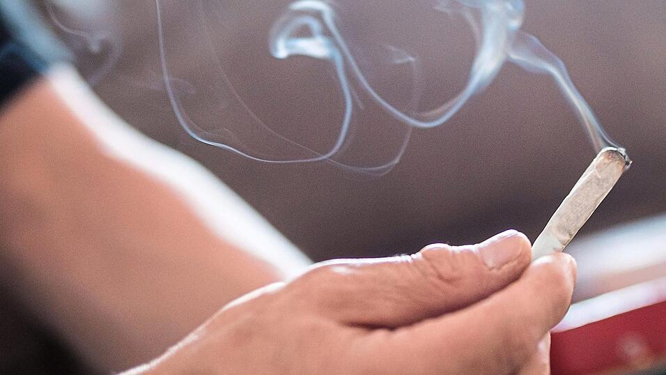 Der 'Genuss' einer Marihuana-Zigarette. Gerhard B. griff zu ihr, um seine Schmerzen zu betäuben. Doch das Cannabis und der falsche Freundeskreis öffneten ihm die Tür zur harten Drogenwelt. Erst nach vielen Niederschlägen und schmerzhaftem Kampf konnte er ihr - auch dank seiner Eltern - wieder entkommen.