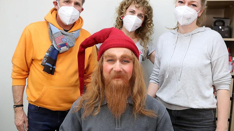 Zum Schluss kommt nur noch die Zipfelm&uuml;tze auf den Kopf. Matthias Keck erkennt sich kaum wieder, sieht aus wie ein Zwerg aus dem M&auml;rchen. Dank den Maskenbildnerinnen Kateryna Danzer (Mitte), Christina Dusch und ihrem Chef Christian Kurtenbach ist die Verwandlung unseres Autors perfekt.