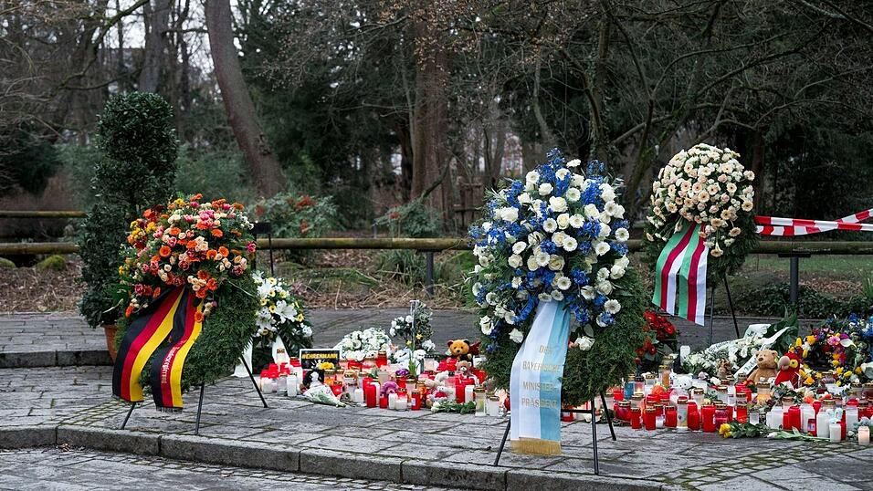 Kränze für die Opfer der Messerattacke.