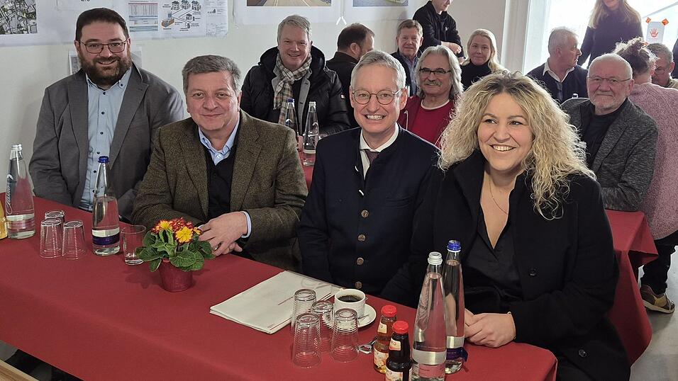 Bauminister Christian Bernreiter (2.v.l.) überbrachte in Begleitung von MdL Tobias Beck (l.) die Förderzusagen für zwei WBG-Projekte an OB Markus Pannermayr, zugleich WBG-Aufsichtsratsvorsitzender, und WBG-Geschäftsführerin Martina Fischer. Bauminister Christian Bernreiter (2.v.l.) überbrachte in Begleitung von MdL Tobias Beck (l.) die Förderzusagen für zwei WBG-Projekte an OB Markus Pannermayr, zugleich WBG-Aufsichtsratsvorsitzender, und WBG-Geschäftsführerin Martina Fischer.