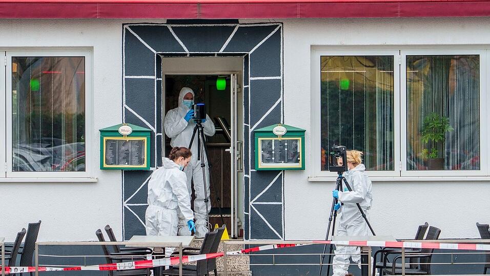 Fahnder sichern Spuren.