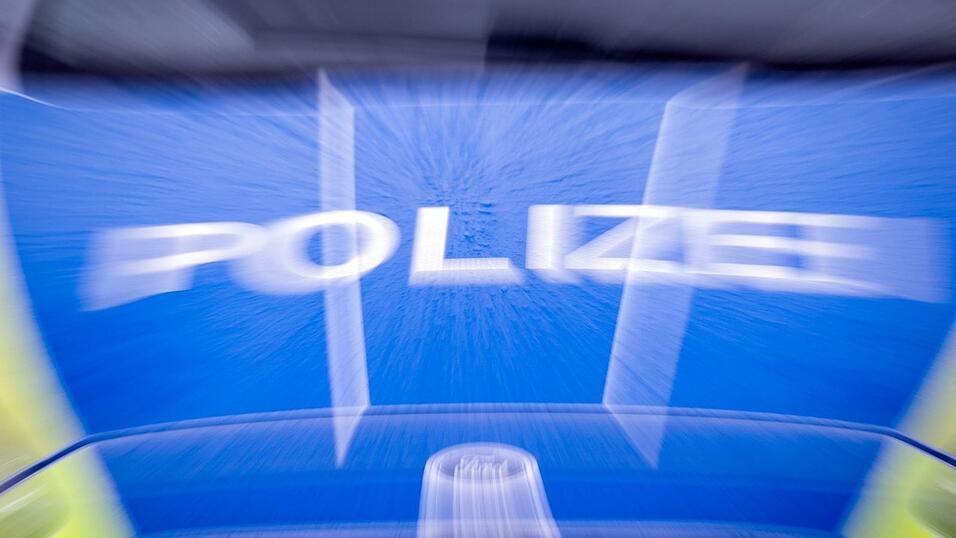 Die Polizei ist wegen eines mutmaßlichen Raubüberfalls auf einen Geldtransporter nach Lankwitz ausgerückt. (Symbolbild) Die Polizei ist wegen eines mutmaßlichen Raubüberfalls auf einen Geldtransporter nach Lankwitz ausgerückt. (Symbolbild)