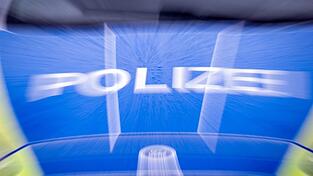 Die Polizei ist wegen eines mutmaßlichen Raubüberfalls auf einen Geldtransporter nach Lankwitz ausgerückt. (Symbolbild) Die Polizei ist wegen eines mutmaßlichen Raubüberfalls auf einen Geldtransporter nach Lankwitz ausgerückt. (Symbolbild)