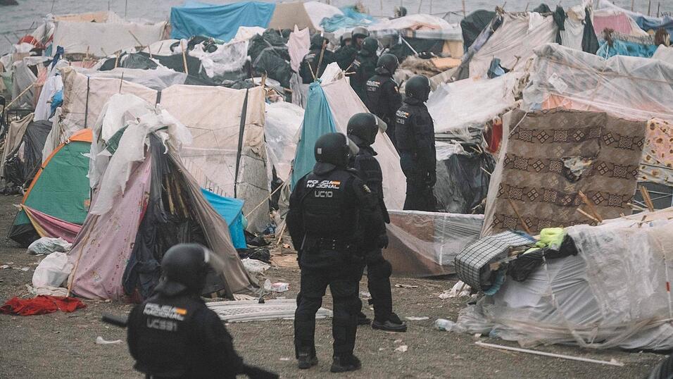Rund 3.000 überwiegend junge marokkanischen Männer hatten in den selbstgebauten Hütten monatelang auf ein neues Leben in Spanien gehofft. Rund 3.000 überwiegend junge marokkanischen Männer hatten in den selbstgebauten Hütten monatelang auf ein neues Leben in Spanien gehofft.