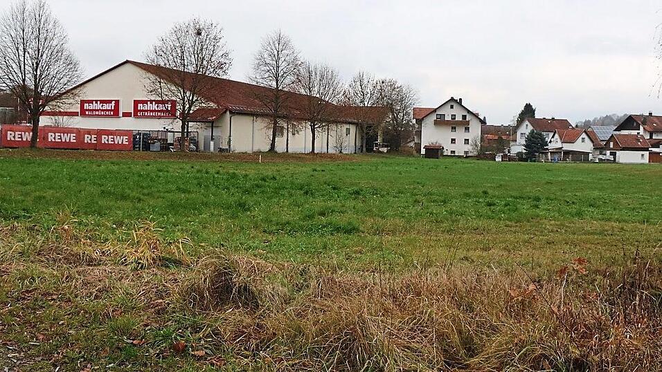 Auf dieser st&auml;dtischen Fl&auml;che beim 'Nahkauf' in der Marktoberdorfer Stra&szlig;e wird die Firma R&auml;dlinger ihr Materiallager f&uuml;r den Glasfaserausbau einrichten.