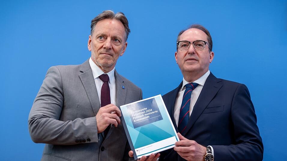 Alexander Dobrindt (r., CSU), Bundesinnenminister, nimmt neben Holger Münch, Präsidenten des Bundeskriminalamts (BKA), an der Vorstellung der Jahresstatistik Politisch Motivierte Kriminalität teil.