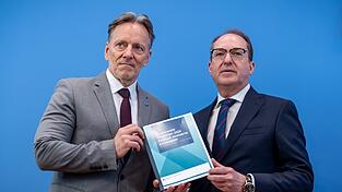 Alexander Dobrindt (r., CSU), Bundesinnenminister, nimmt neben Holger Münch, Präsidenten des Bundeskriminalamts (BKA), an der Vorstellung der Jahresstatistik Politisch Motivierte Kriminalität teil.