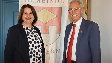 Maria Scharlach wurde in geheimer Wahl wieder zur zweiten B&uuml;rgermeisterin gew&auml;hlt, B&uuml;rgermeister Georg Krojer gratulierte.