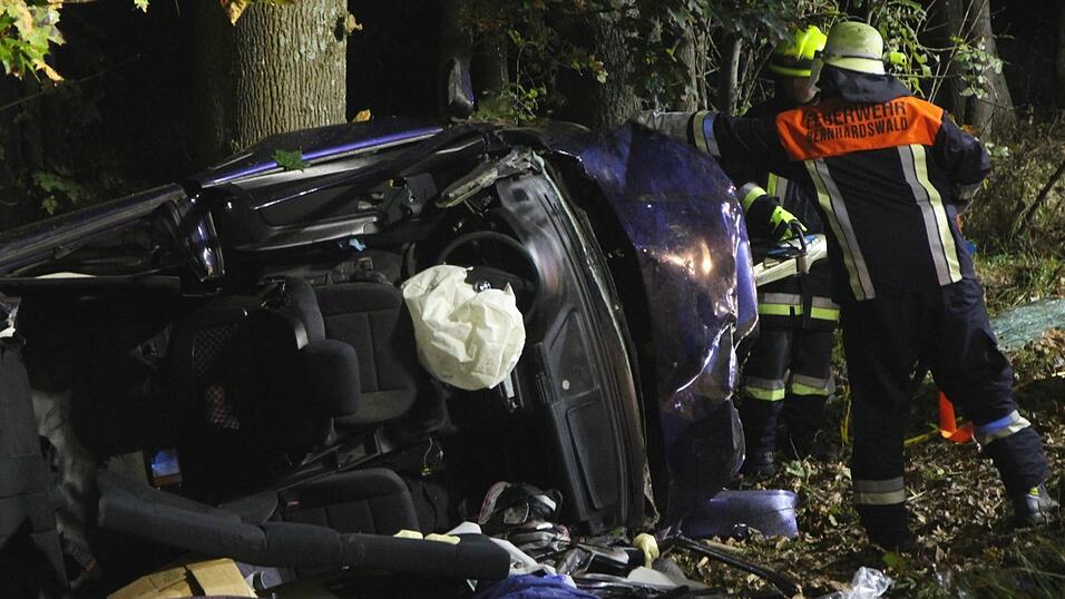 Eine 18-jährige Fahranfängerin wurde in diesem Wrack eingeklemmt. Der Unfall ereignete sich auf der Kreisstraße R6 zwischen Wenzenbach und Bernhardswald.