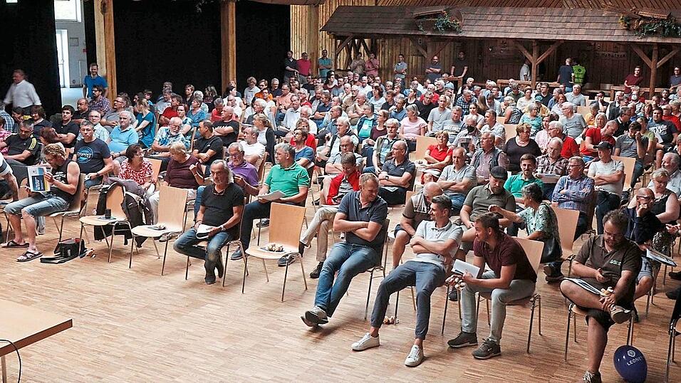 Volles Haus in der Hopfenhalle in Nandlstadt: Rund 300 Gäste kamen zum Info-Abend zum Glasfaserausbau. Volles Haus in der Hopfenhalle in Nandlstadt: Rund 300 Gäste kamen zum Info-Abend zum Glasfaserausbau.