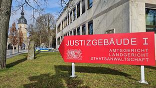 Das Justizgebäude I der Stadt Coburg, im Hintergrund ist ein Streifenwagen zu sehen.