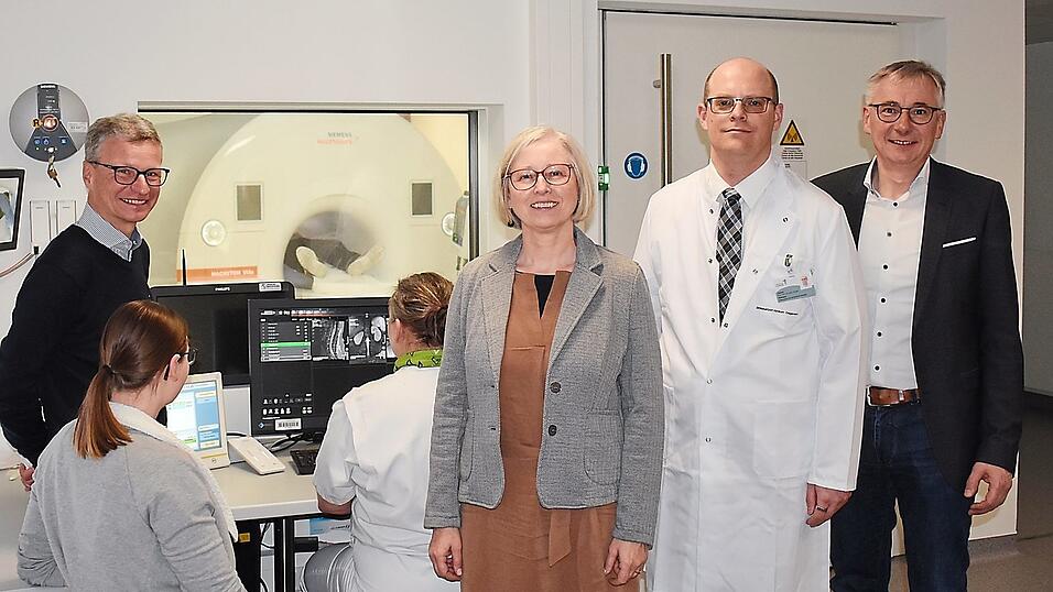 Der neue Chefarzt Privatdozent Dr. Florian Schwarz (Zweiter von rechts) wird mit dem MRT im Hintergrund auch die Diagnostik von Herzerkrankungen verbessern. Landrat Bernd Sibler (links), Landrat Werner Bumeder (rechts) und Klinik-Vorstand Dr. Inge Wolff begrüßten ihn an seiner neuen Wirkungsstelle. Der neue Chefarzt Privatdozent Dr. Florian Schwarz (Zweiter von rechts) wird mit dem MRT im Hintergrund auch die Diagnostik von Herzerkrankungen verbessern. Landrat Bernd Sibler (links), Landrat Werner Bumeder (rechts) und Klinik-Vorstand Dr. Inge Wolff begrüßten ihn an seiner neuen Wirkungsstelle.