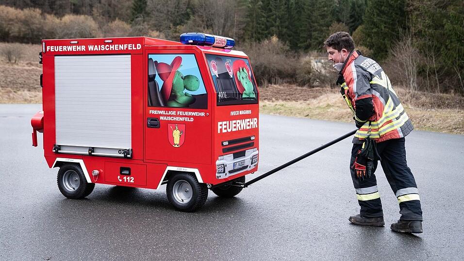 Die Feuerwehr im fränkischen Waischenfeld hat ein eigens gebautes Miniatur-Feuerwehrauto für die Kinderfeuerwehr. (Archivbild) Die Feuerwehr im fränkischen Waischenfeld hat ein eigens gebautes Miniatur-Feuerwehrauto für die Kinderfeuerwehr. (Archivbild)