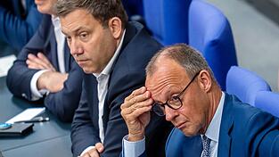 Klingbeil (m.) und Merz (r.) sind sich nicht einig. (Archivbild)