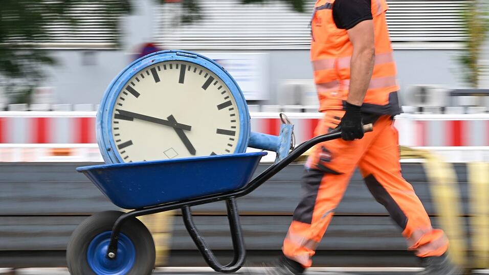 Immer wieder wird über die Arbeitszeit und auch die Abschaffung von Arbeitstagen diskutiert. (Symbolbild) Immer wieder wird über die Arbeitszeit und auch die Abschaffung von Arbeitstagen diskutiert. (Symbolbild)