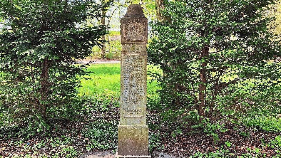 Gestiftet vom &bdquo;dankbaren Realschulabsolventenverband Straubing&ldquo;, steht im Stadtpark diese Erinnerung an im Krieg gefallene Realsch&uuml;ler aus der Stadt.