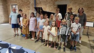 Alle Mitwirkenden stellen sich gemeinsam zum Gruppenfoto mit Musikschullehrkraft Monika Troiber und Musikschulleiter Heinrich Troiber. Alle Mitwirkenden stellen sich gemeinsam zum Gruppenfoto mit Musikschullehrkraft Monika Troiber und Musikschulleiter Heinrich Troiber.