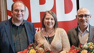 Caroline Wagner und Ismail Ertug (r.) führen die SPD Oberpfalz weiter an. Dafür gab es lobende Worte von Landeschef Sebastian Roloff. Caroline Wagner und Ismail Ertug (r.) führen die SPD Oberpfalz weiter an. Dafür gab es lobende Worte von Landeschef Sebastian Roloff.