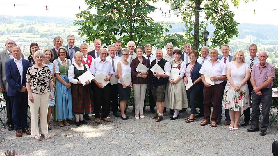 Landrätin Rita Röhrl, ihre Stellvertreter, Büroleiter Günther Weinberger und Landkreismitarbeiterin Maria Dannerbauer sowie die Ortsbürgermeister mit den Geehrten. Landrätin Rita Röhrl, ihre Stellvertreter, Büroleiter Günther Weinberger und Landkreismitarbeiterin Maria Dannerbauer sowie die Ortsbürgermeister mit den Geehrten.