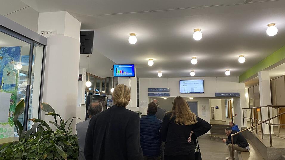 Im Regener Landratsamt verfolgen Interessierte, wie sich die Zahlen im Landkreis entwickeln.