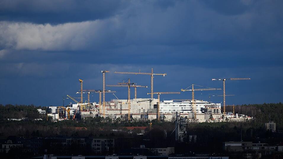 Dunkle Wolken über der Fabrikbaustelle von Infineon in Dresden. Der Halbleiterkonzern profitiert allerdings vom schwachen Euro.
