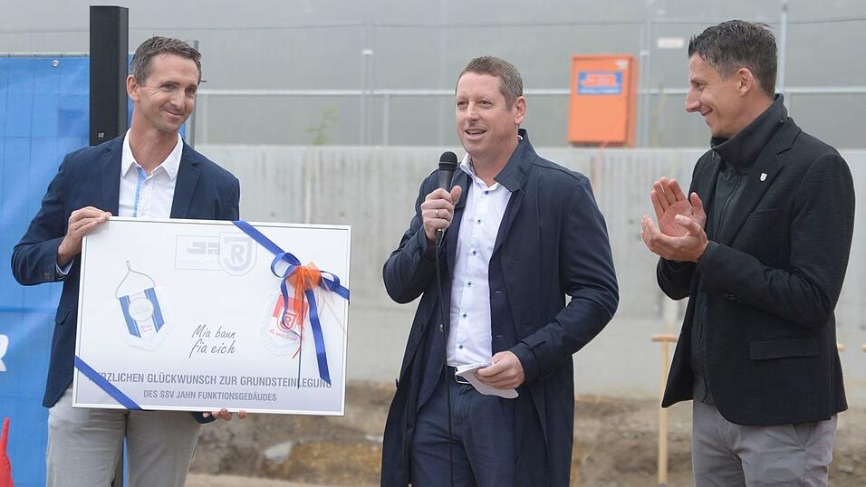 Beim SSV Jahn wurde am Dienstag der Grundstein für das neue Funktionsgebäude am Trainingsgelände gelegt.